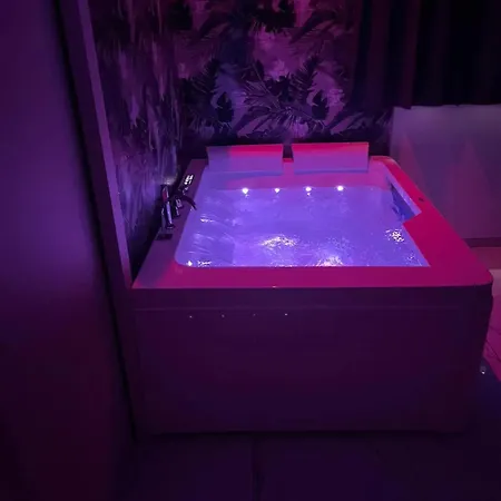 Dom wakacyjny Charming House In + Jacuzzi *
