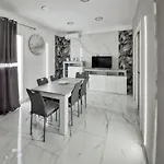 Charming House In + Jacuzzi
