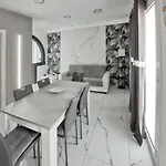 Charming House In + Jacuzzi 度假居 *