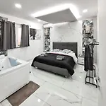 度假居 Charming House In + Jacuzzi *